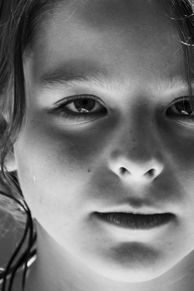 Черно-белое фото маленькой грустной девочки