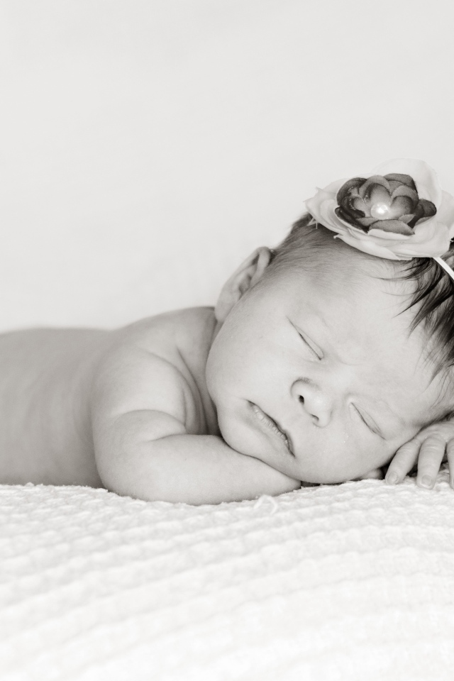 Черно белое фото спящего новорожденного ребенка