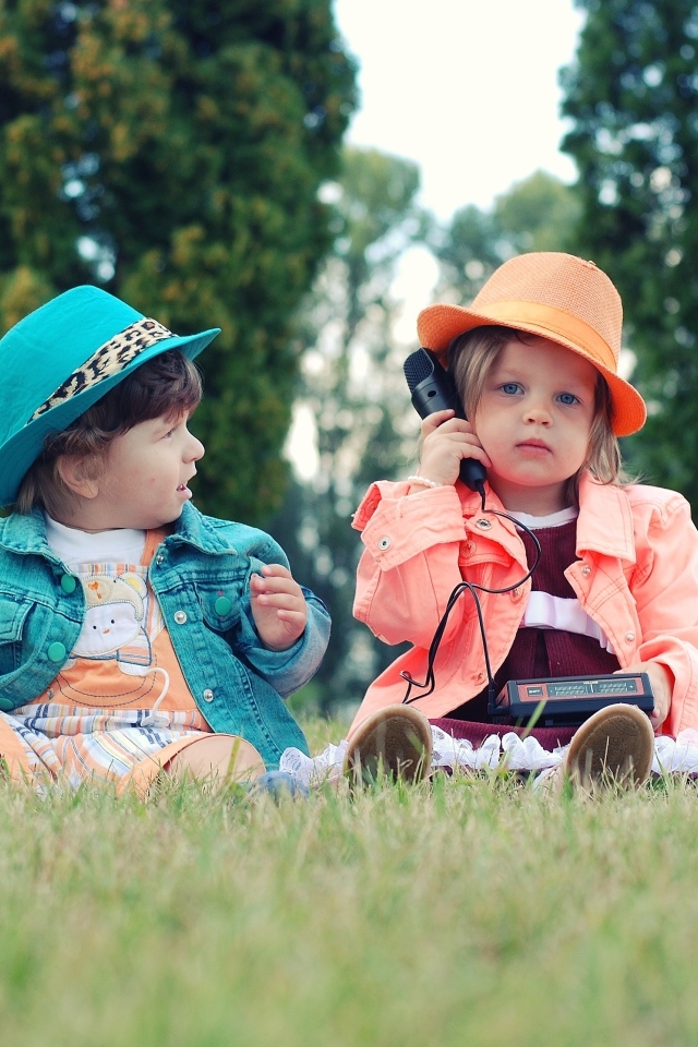 Мальчик и девочка играют на поляне
