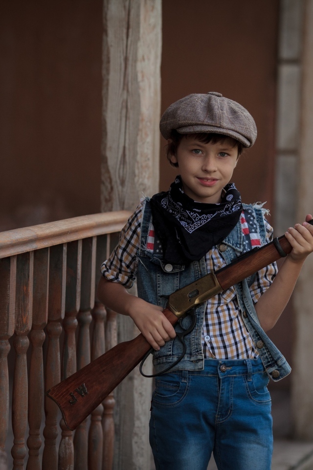 Мальчик охотник с ружьем в руках