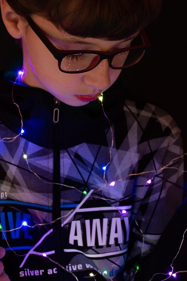 Мальчик в очках с гирляндой