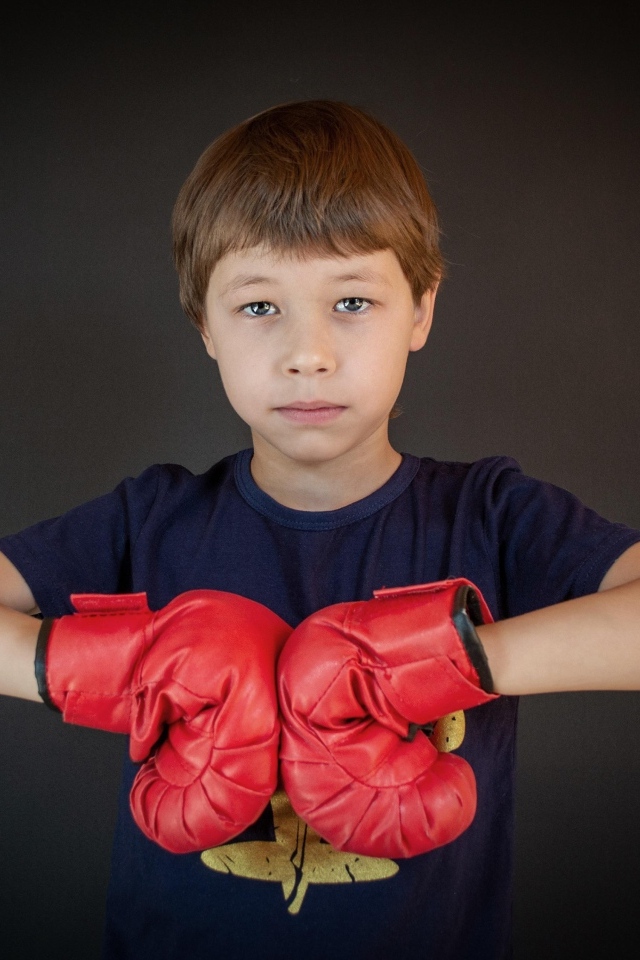 Мальчик в красных боксерских перчатках