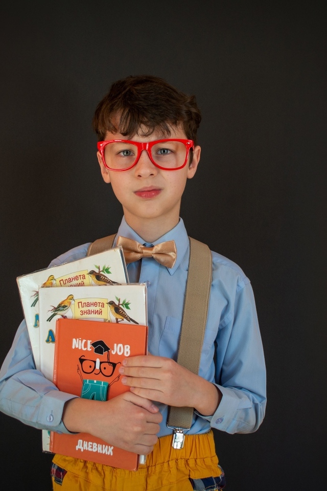 Мальчик школьник с книгами в руке 