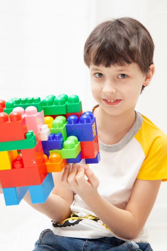 Мальчик с конструктором в руках