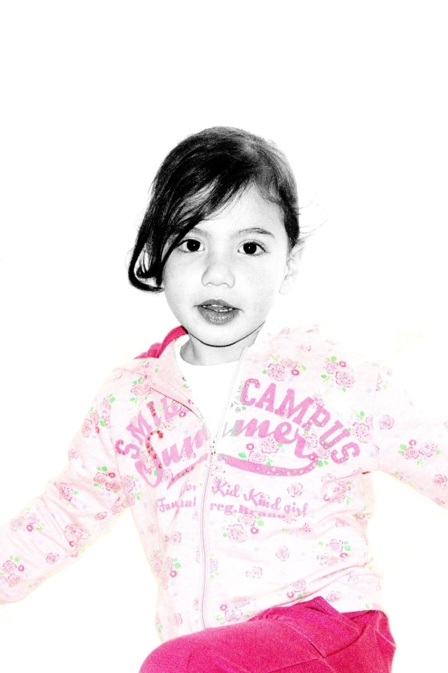 Кареглазая девочка в костюме на белом фоне