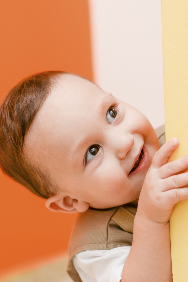 Любопытный маленький ребенок