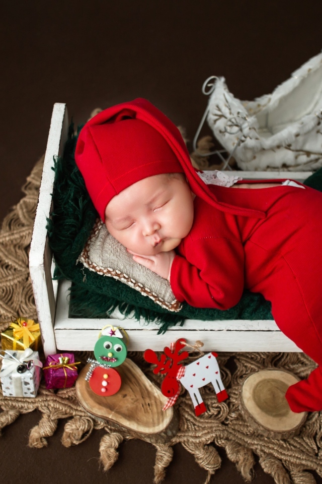 Милый ребенок в красном костюме