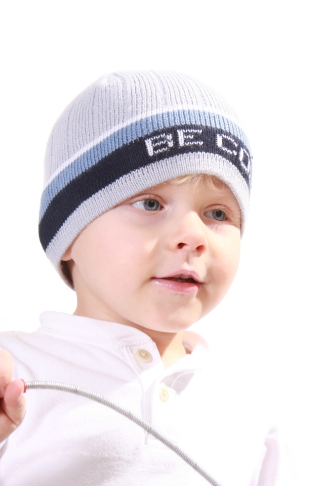 Милый мальчик в шапке на белом фоне