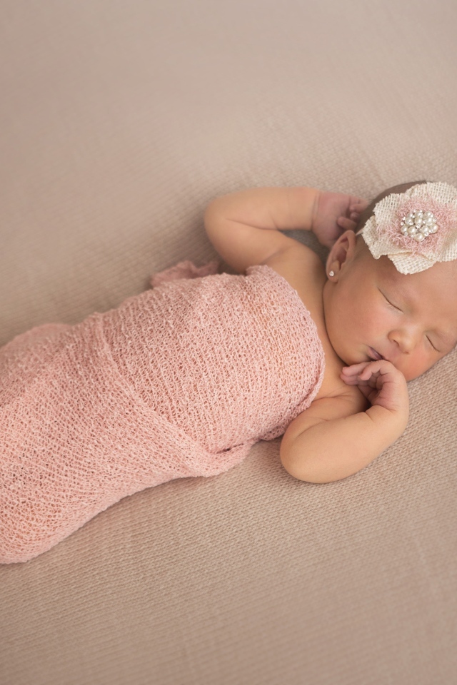 Милое фото новорожденной девочки с бантом на голове