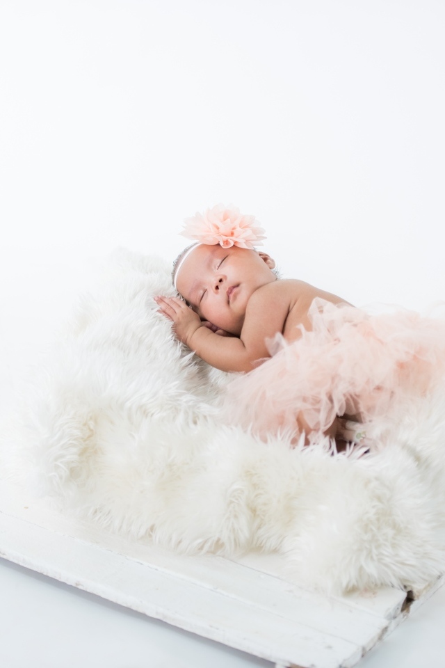 Милая спящая девочка в розовой юбке 