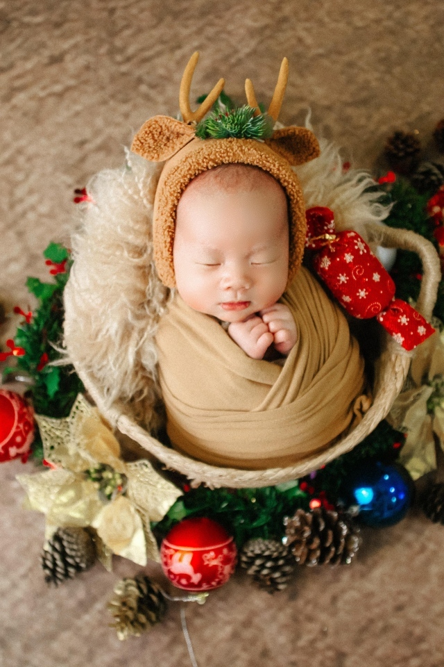 Милый спящий новорожденный малыш с игрушками