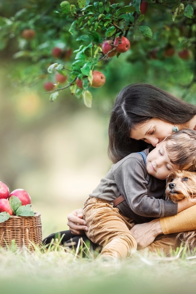 Семья обнимается в саду