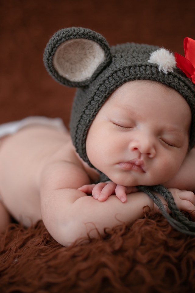 Смешная шапка на голове спящей малышки