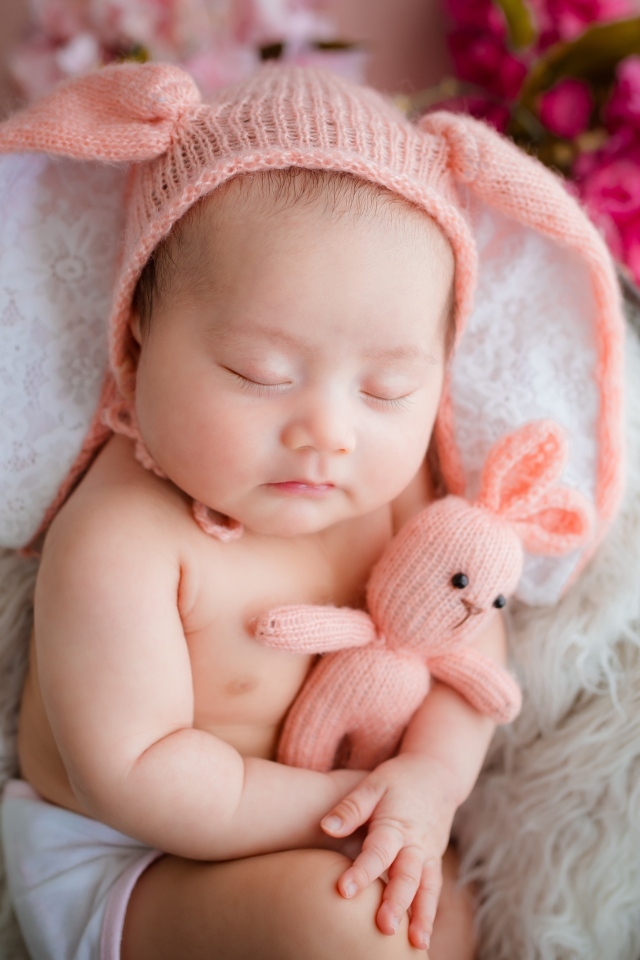 Забавный спящий ребенок обнимает игрушку