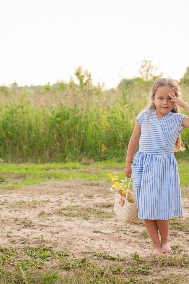 Девочка в платье с сумкой в руках