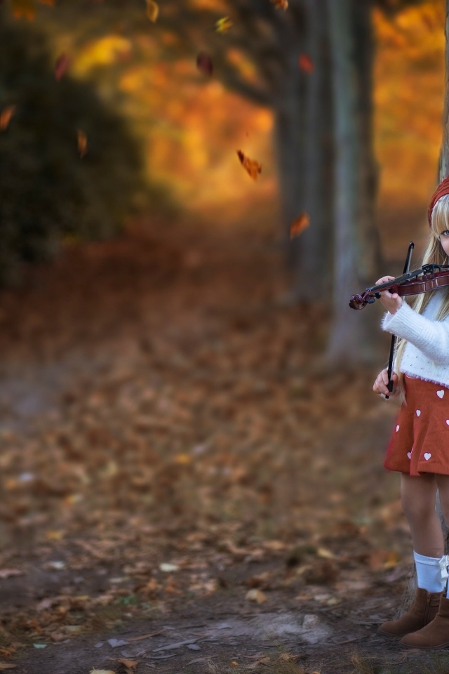 Девочка со скрипкой в парке