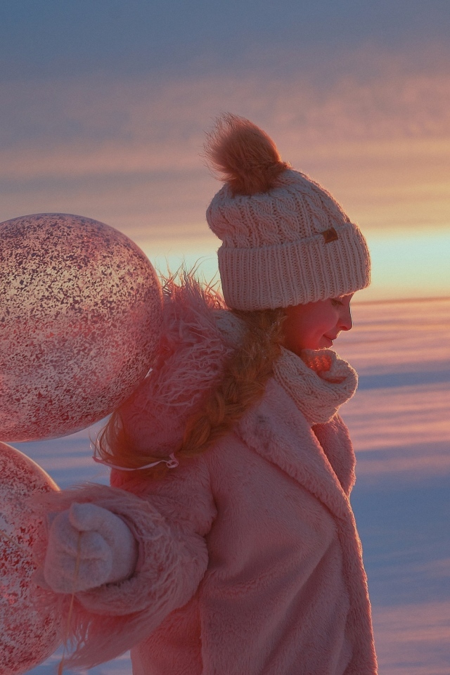 Девочка с шариками зимой