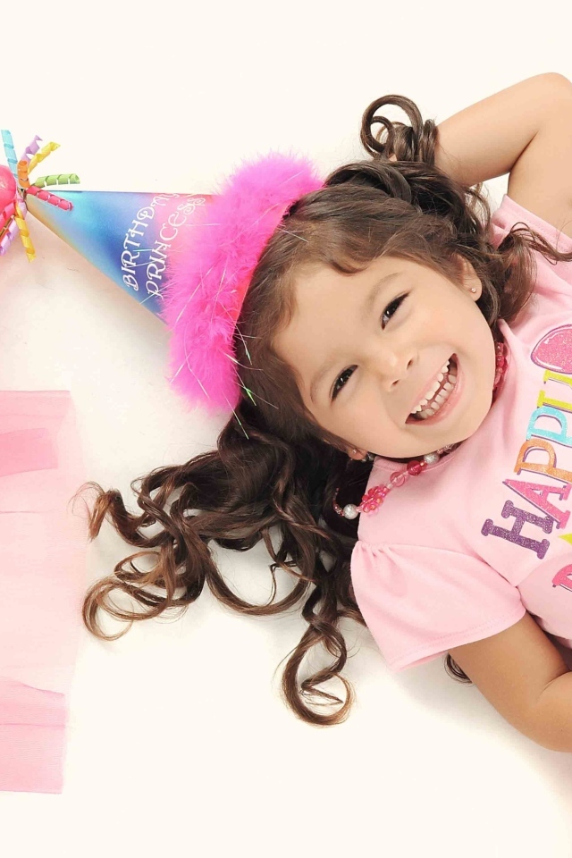 Счастливая маленькая девочка в костюме на день рождения