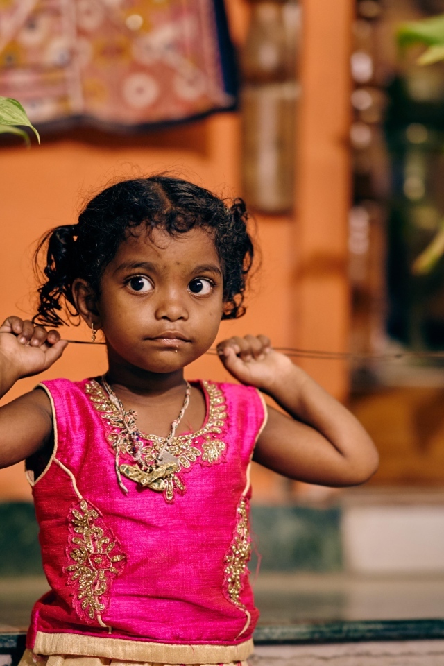 Девочка индианка в розовом платье
