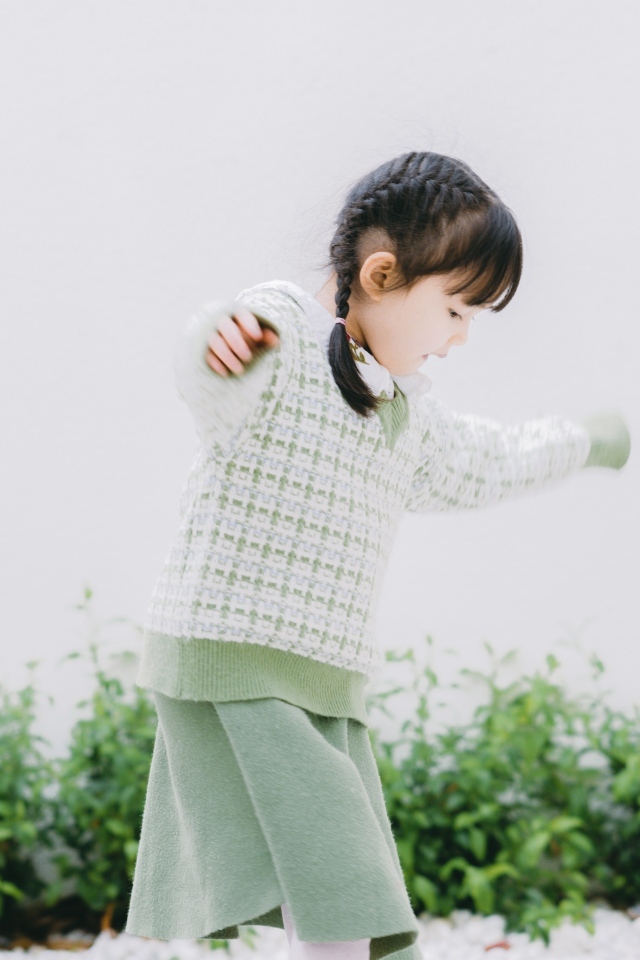 Маленькая девочка азиатка в теплом костюме