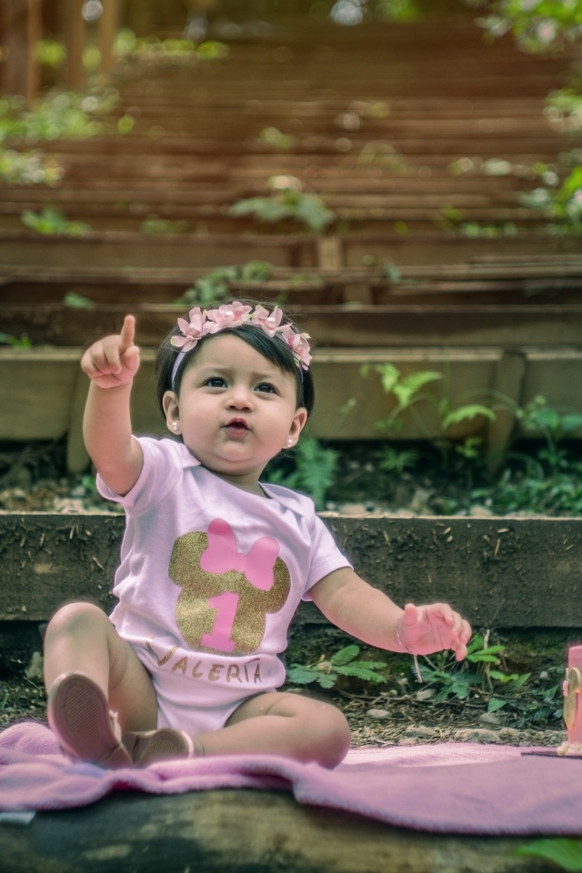 Маленькая девочка именинница с тортом