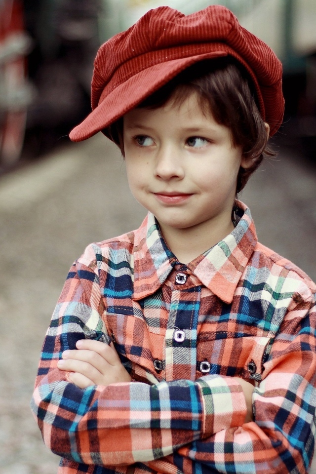 Маленький мальчик в красной кепке