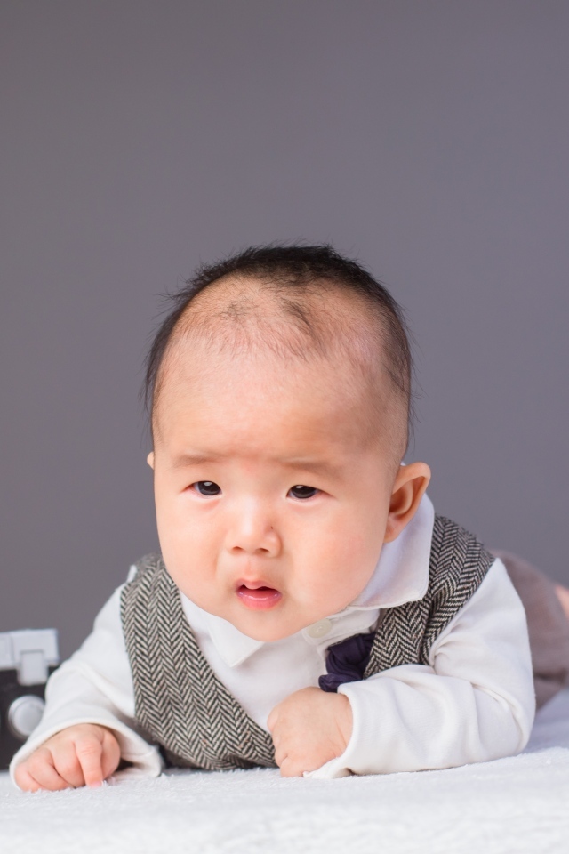 Маленький мальчик в костюме с фотоаппаратом