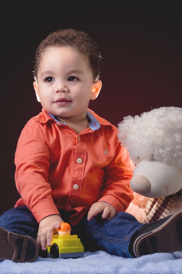 Маленький мальчик с большим игрушечным медведем