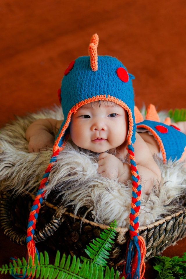 Маленький ребенок в смешной вязаной шапке