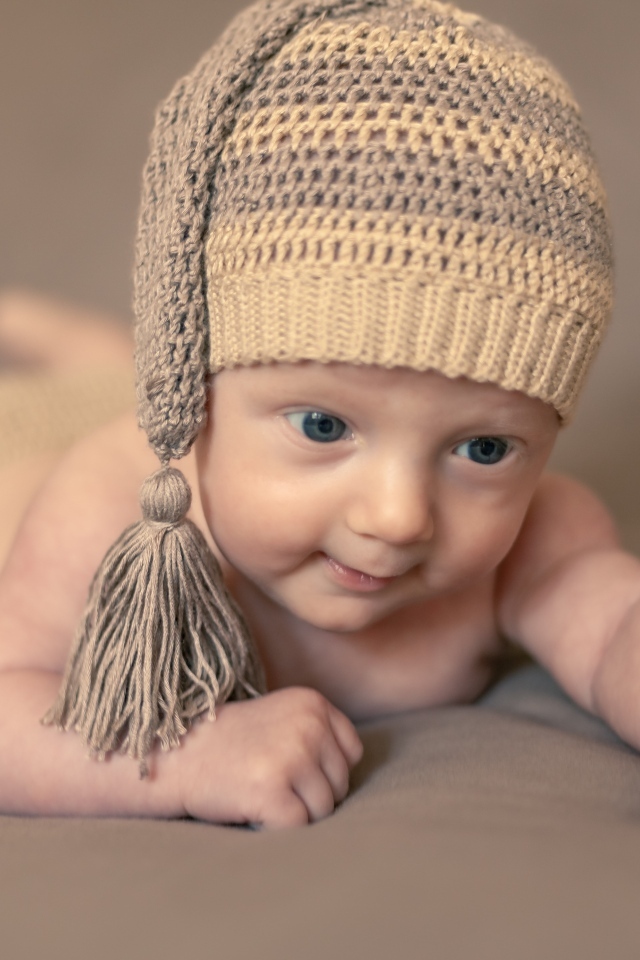 Маленький ребенок в вязаной шапке 