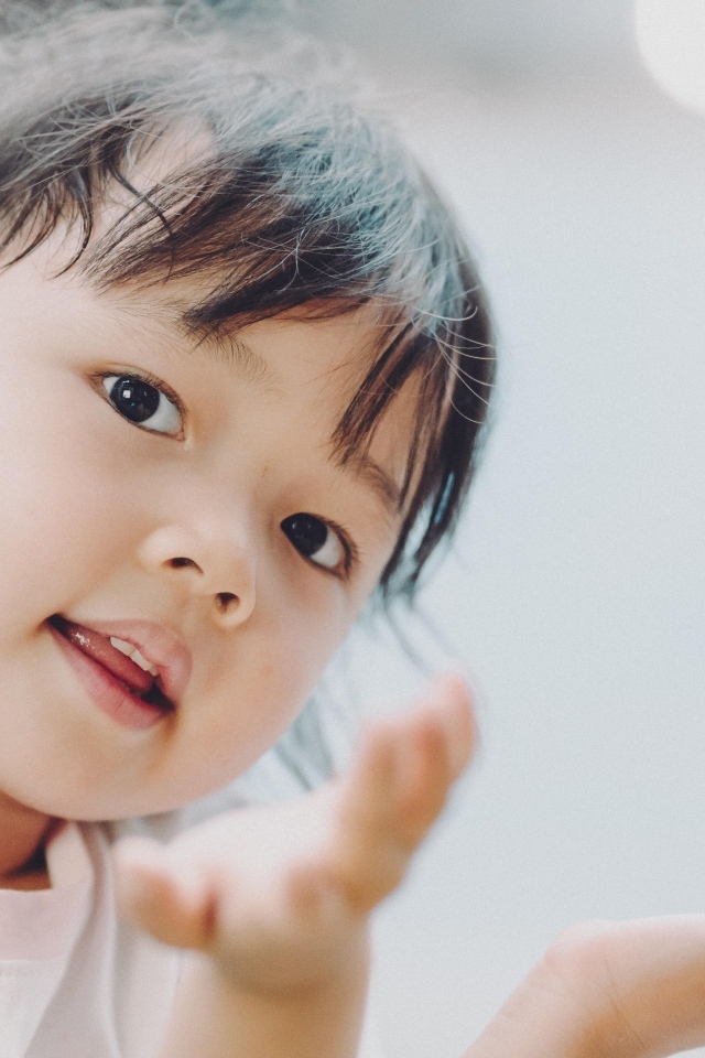 Маленькая милая кареглазая девочка