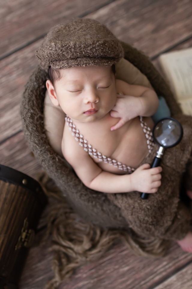 Маленький сыщик с сундуком и книгой