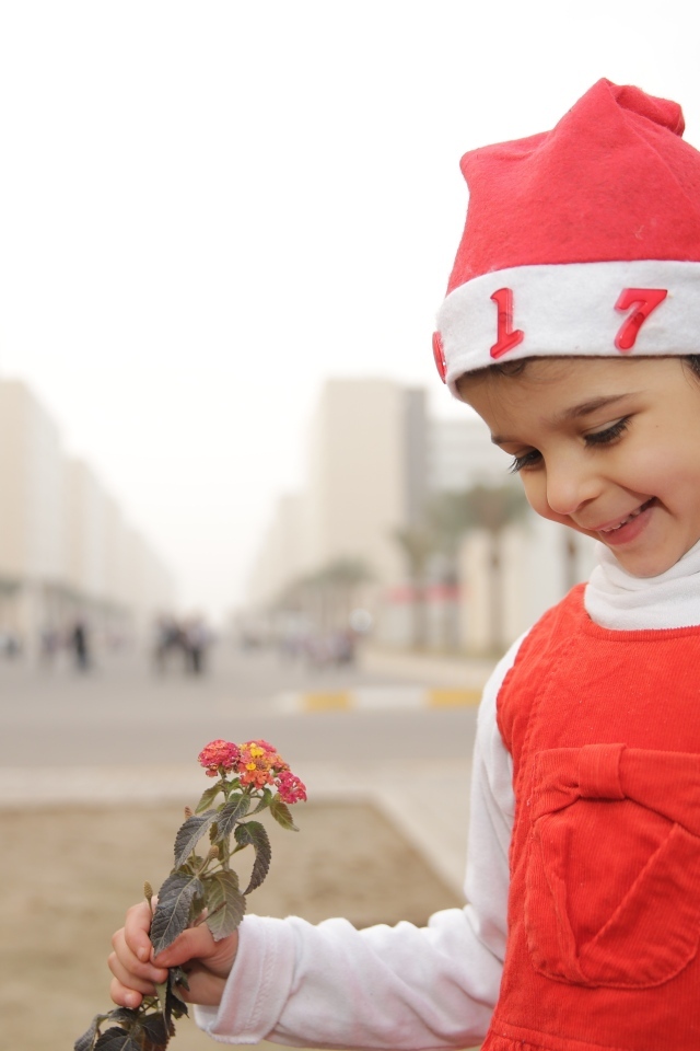 Маленькая девочка в новогоднем костюме