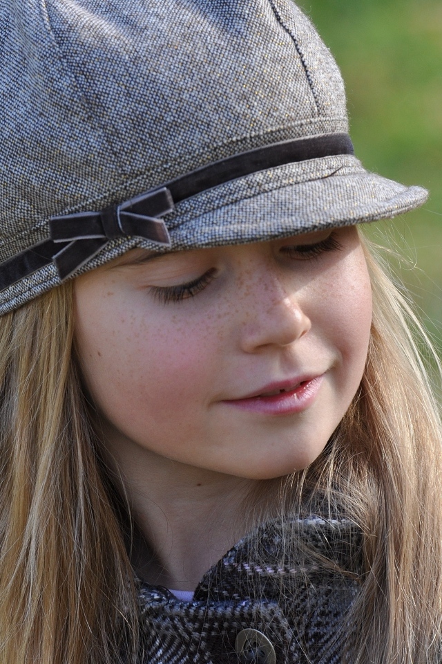 Маленькая девочка в серой кепке