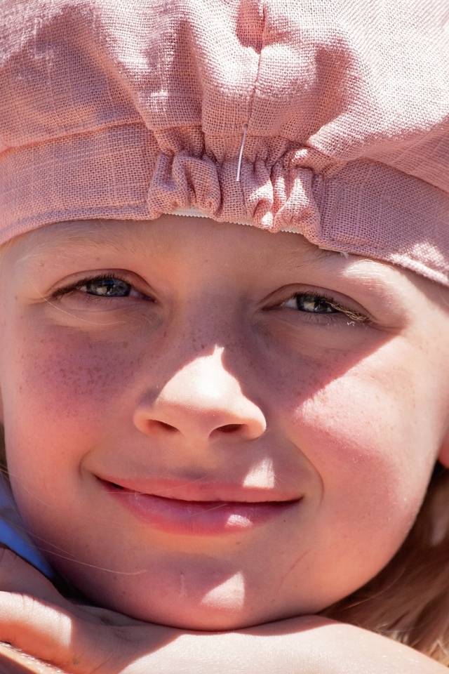 Маленькая девочка в розовой шапке