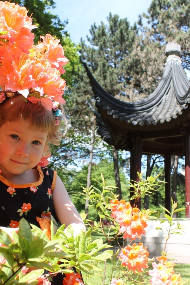 Маленькая девочка в цветах