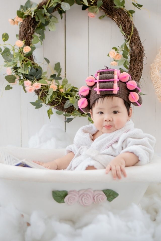 Маленькая девочка сидит в ванной