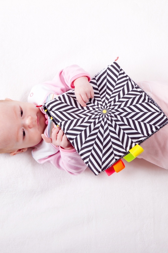 Маленькая девочка с книгой на белом фоне