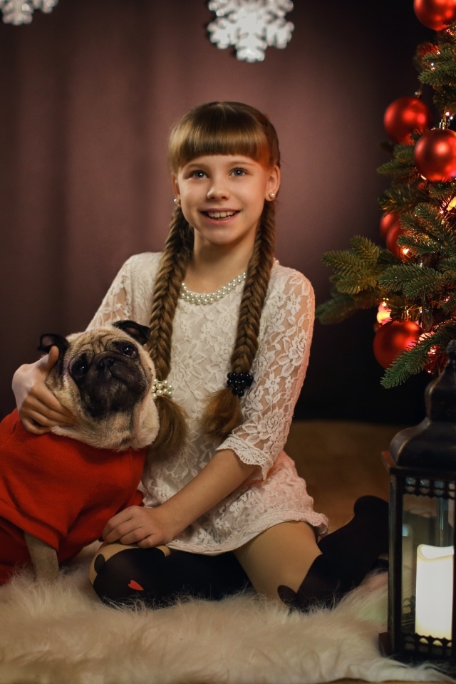 Маленькая девочка с собакой на новый год