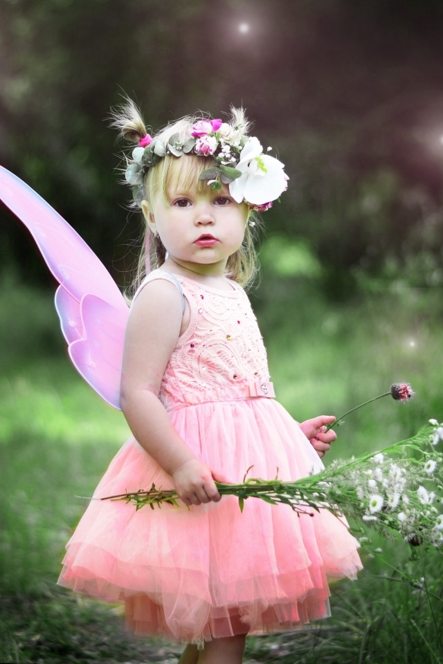 Маленькая девочка с цветами в розовом платье феи