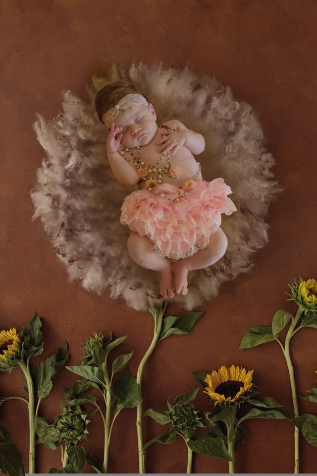 Маленькая девочка с цветами подсолнуха