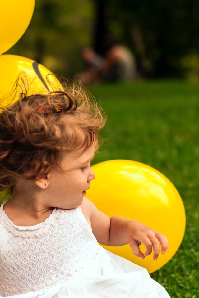 Маленькая девочка с желтыми шариками