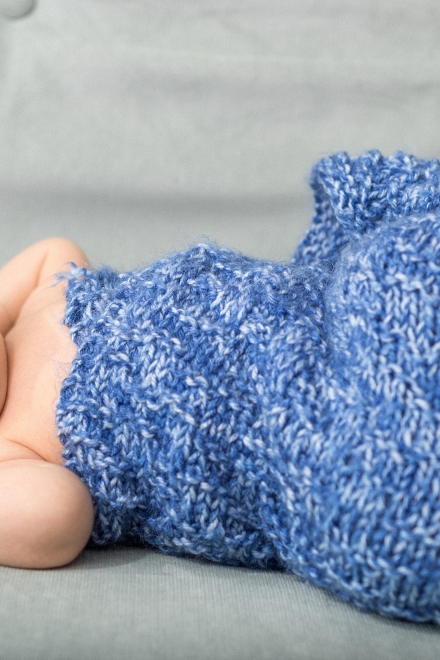 Маленький человек улыбается во сне