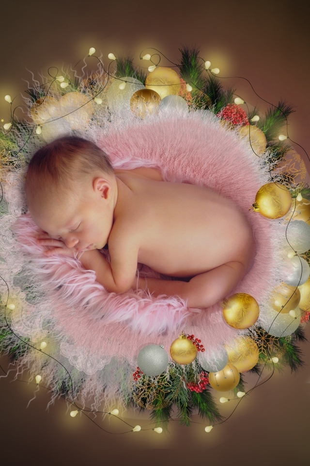 Маленький новорожденный малыш с гирляндой