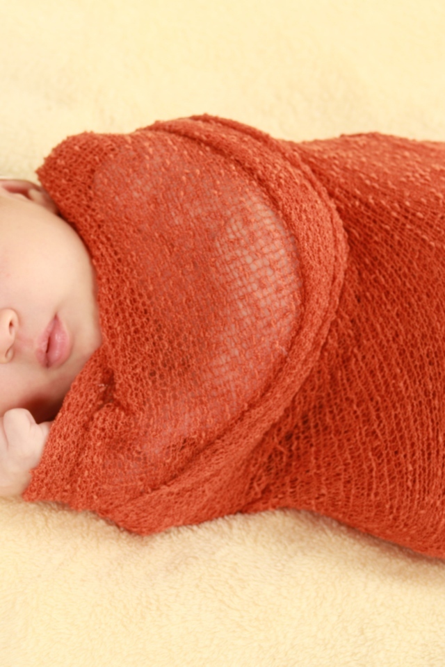 Новорожденная девочка в красном покрывале
