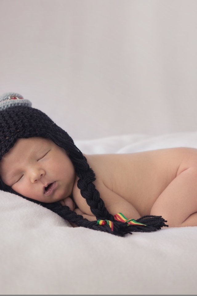 Новорожденная кроха в черной шапке