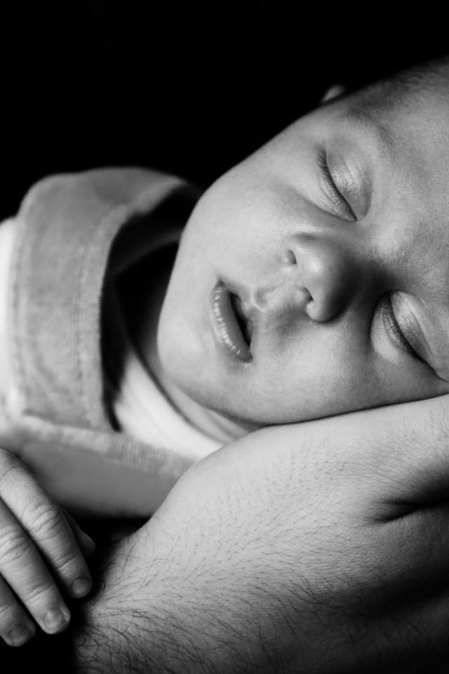 Новорожденный малыш спит на ладони