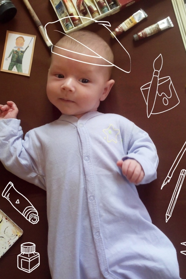 Новорожденный ребенок с канцелярскими предметами