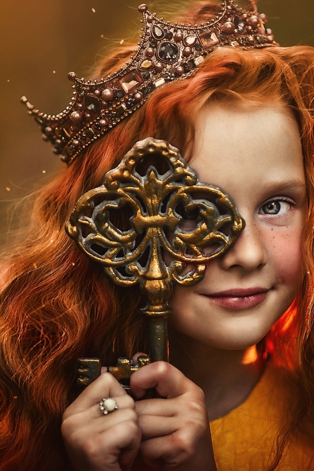 Рыжеволосая девочка с большим ключом