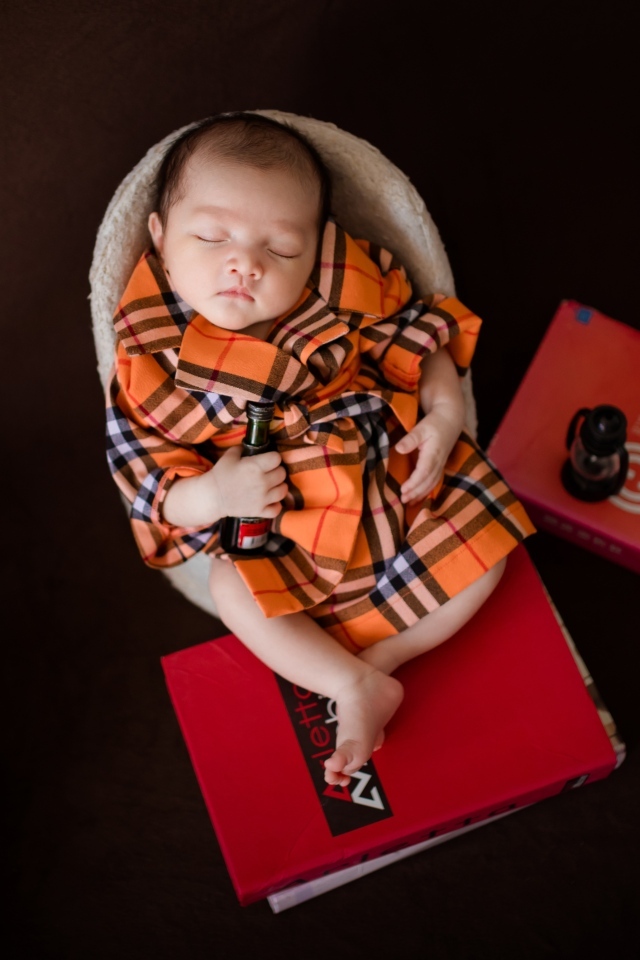 Серьезный спящий новорожденный малыш 